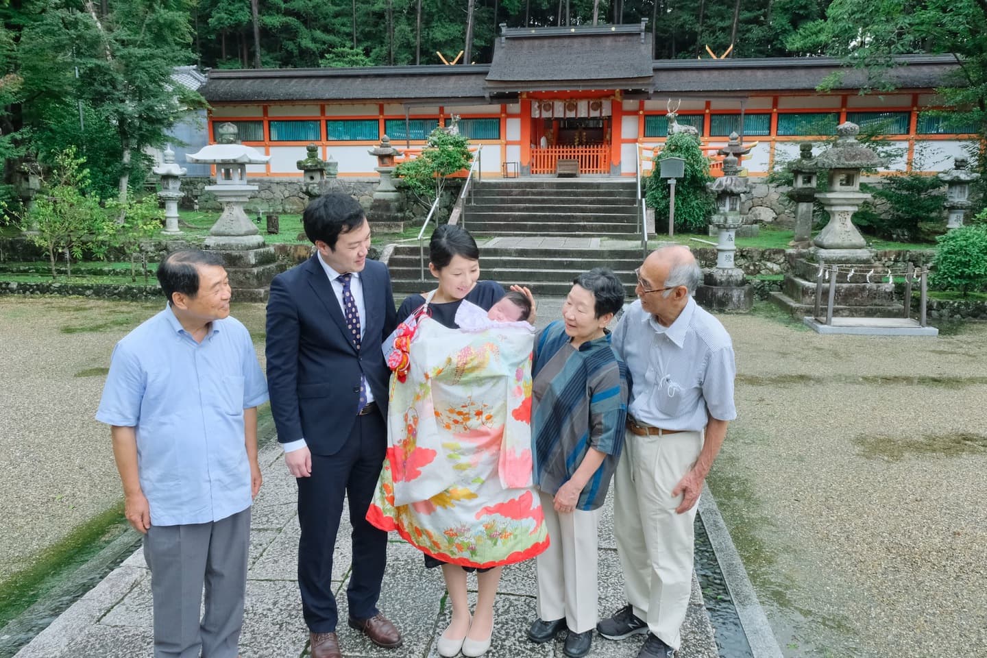 大原野神社でお宮参りの赤ちゃんの家族写真