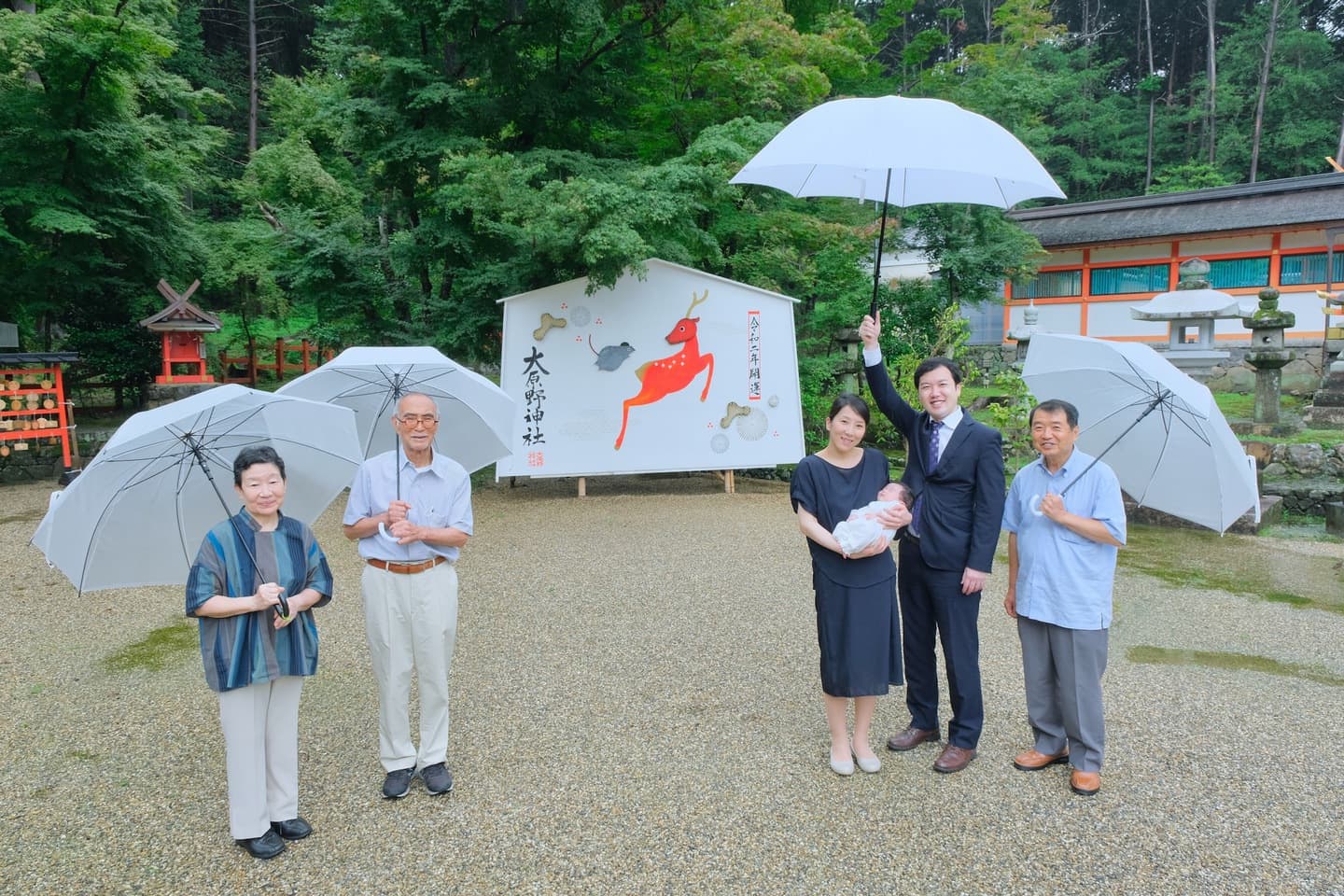 大原野神社でお宮参りの赤ちゃんの家族写真