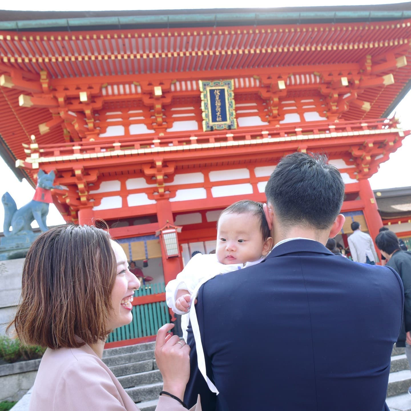 京都市の伏見稲荷大社でお宮参りをした写真