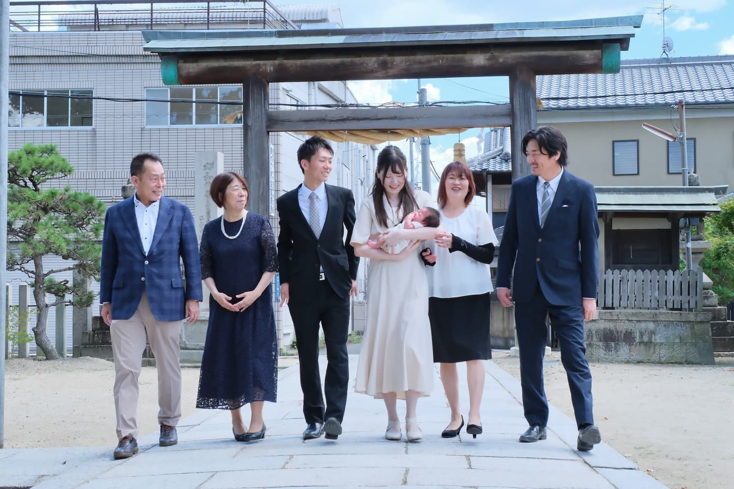神社でお宮参りの赤ちゃんの家族写真