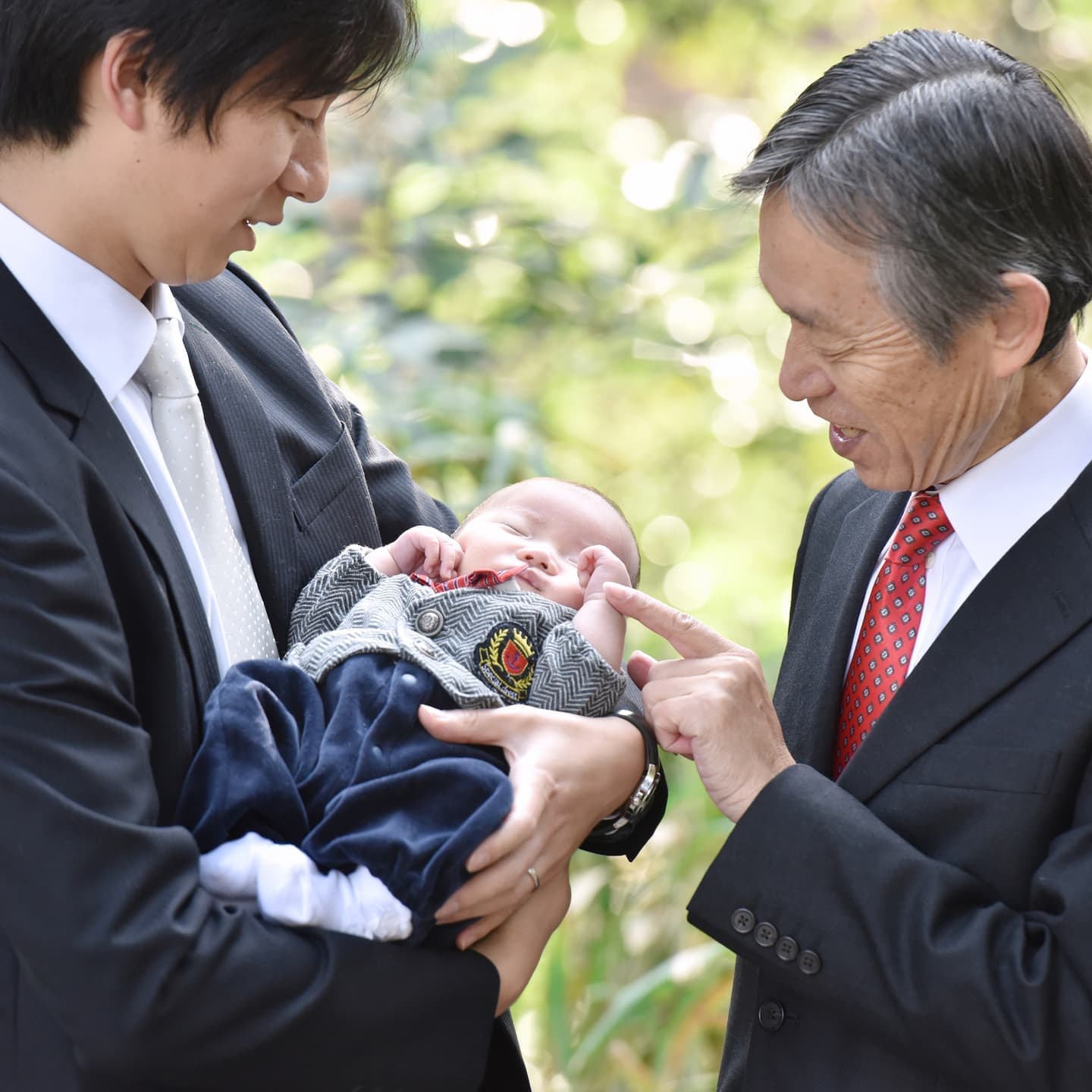 廣田神社でお宮参りをした赤ちゃんと家族