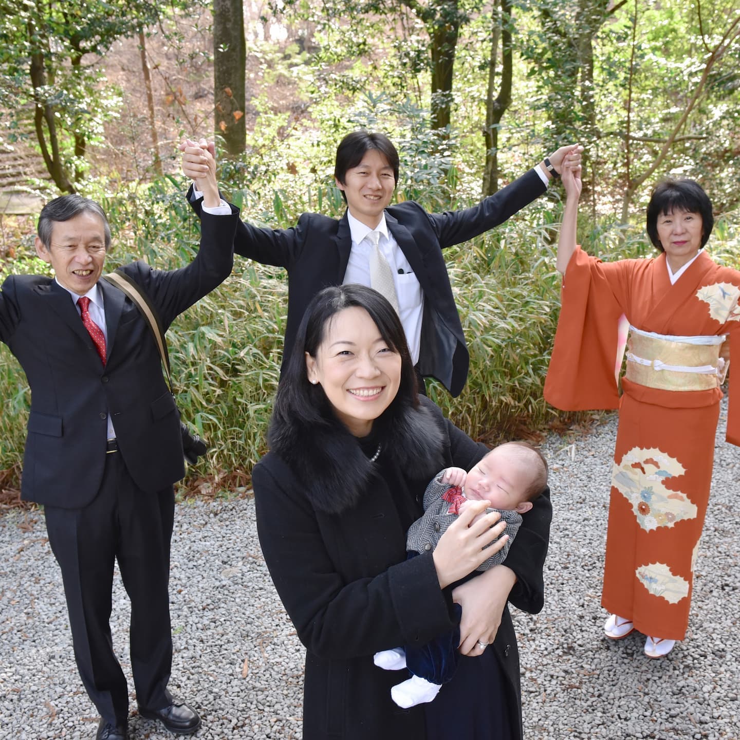 廣田神社でお宮参りをした赤ちゃんと家族