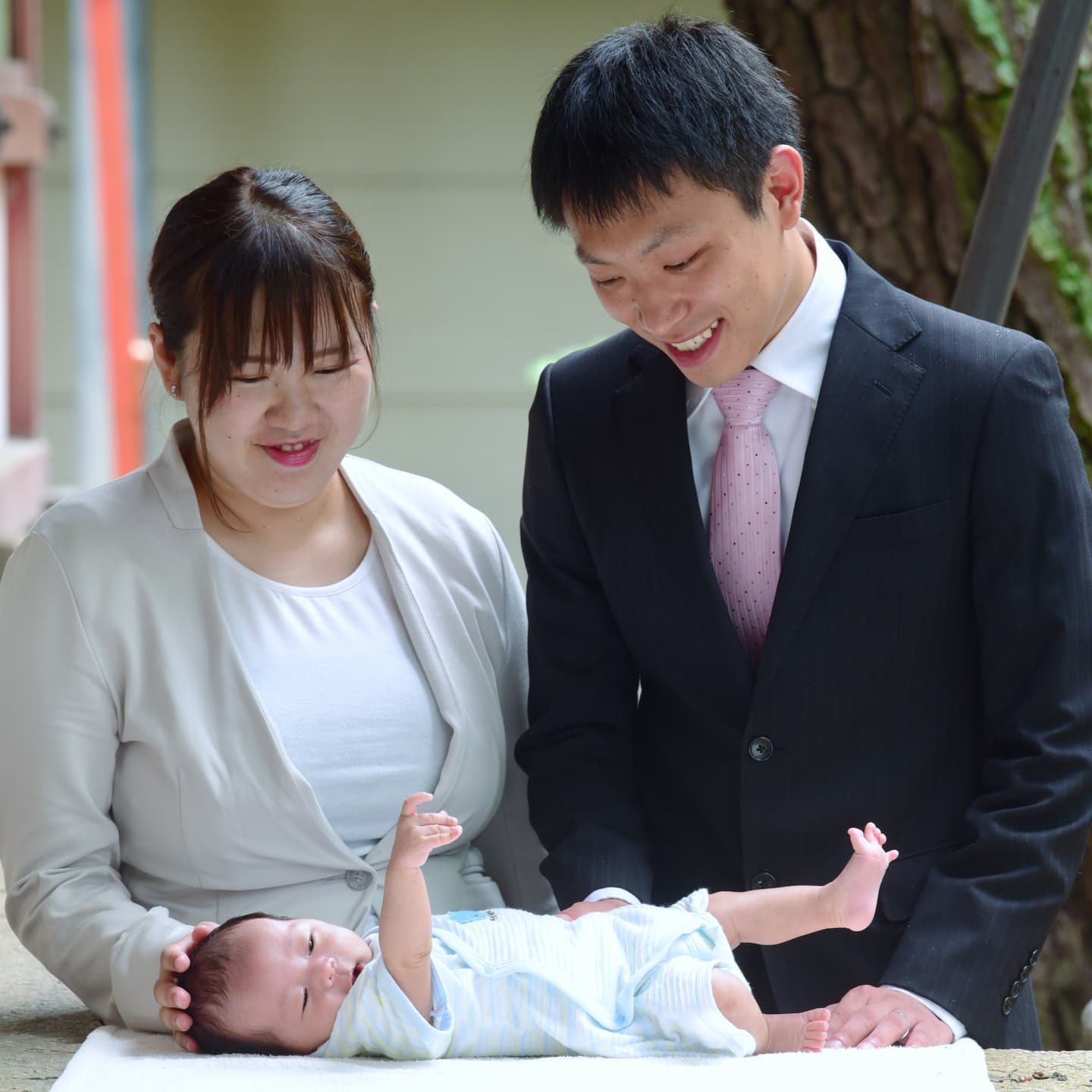 長田神社でお宮参りをした赤ちゃんと家族