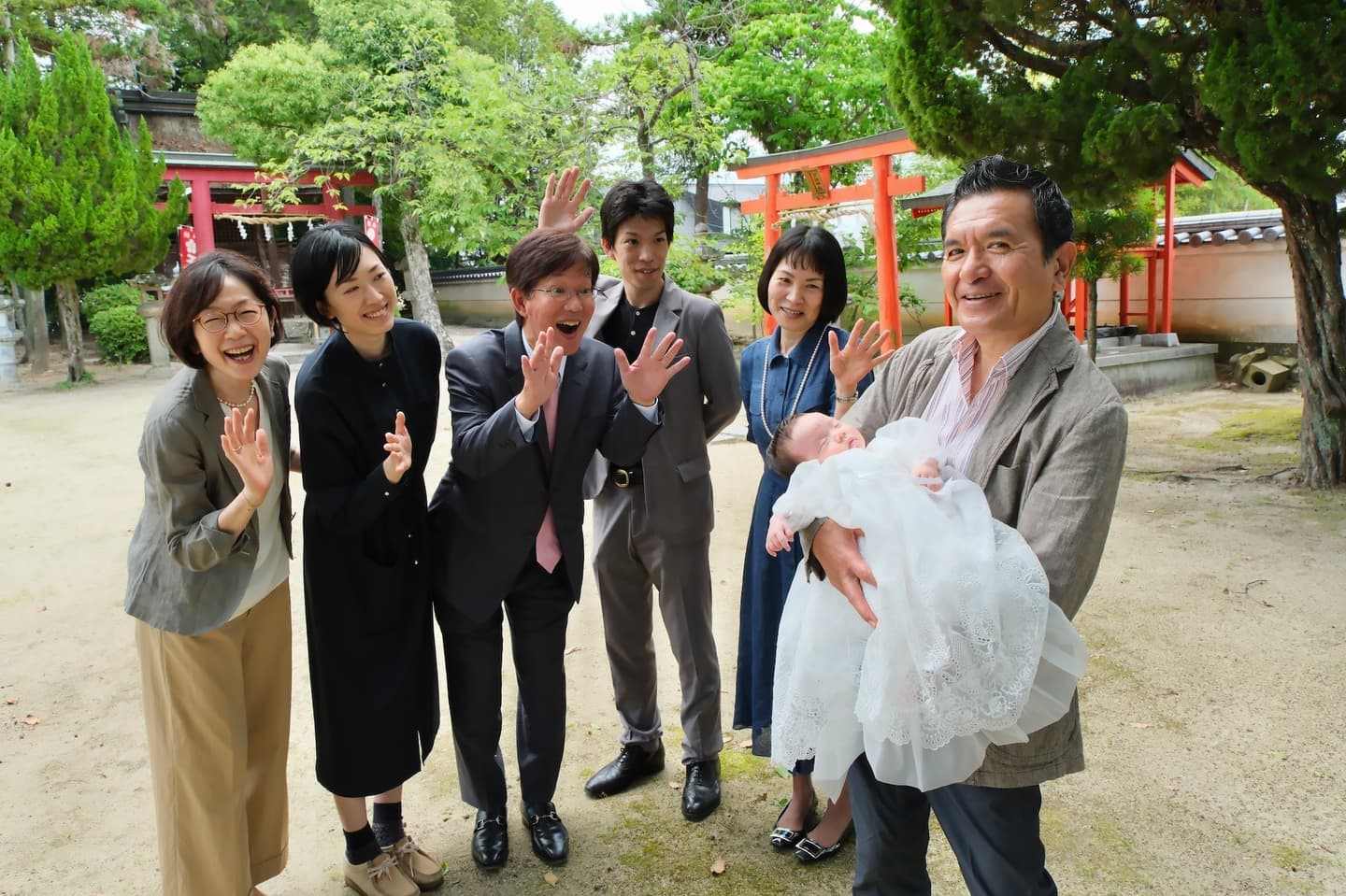 小泉神社でお宮参りの赤ちゃんの家族写真