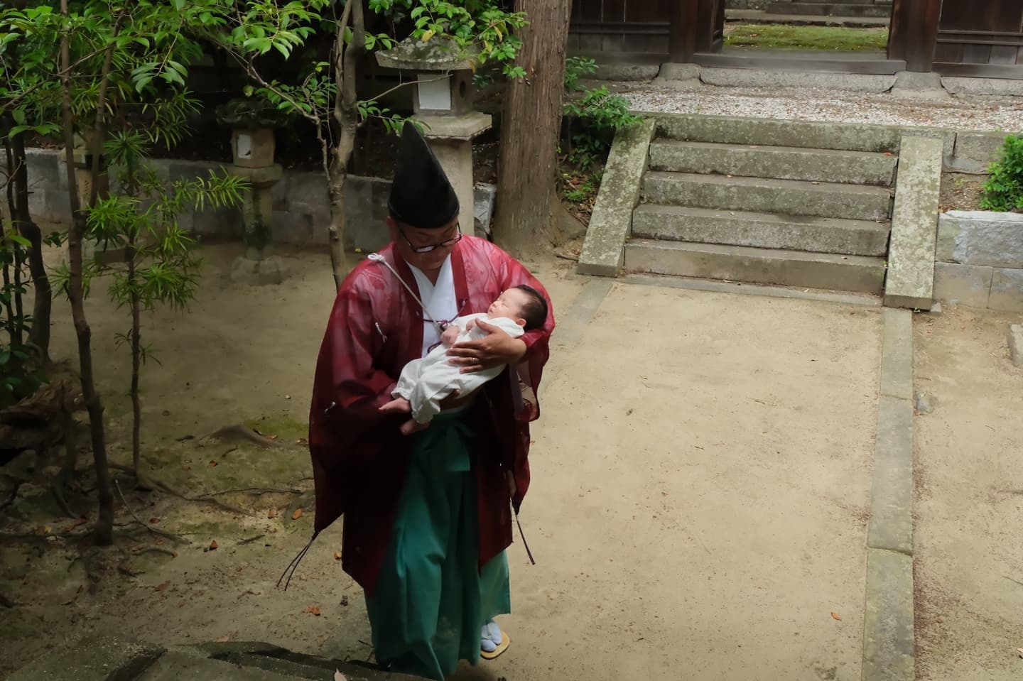 小泉神社でお宮参りの赤ちゃんの家族写真