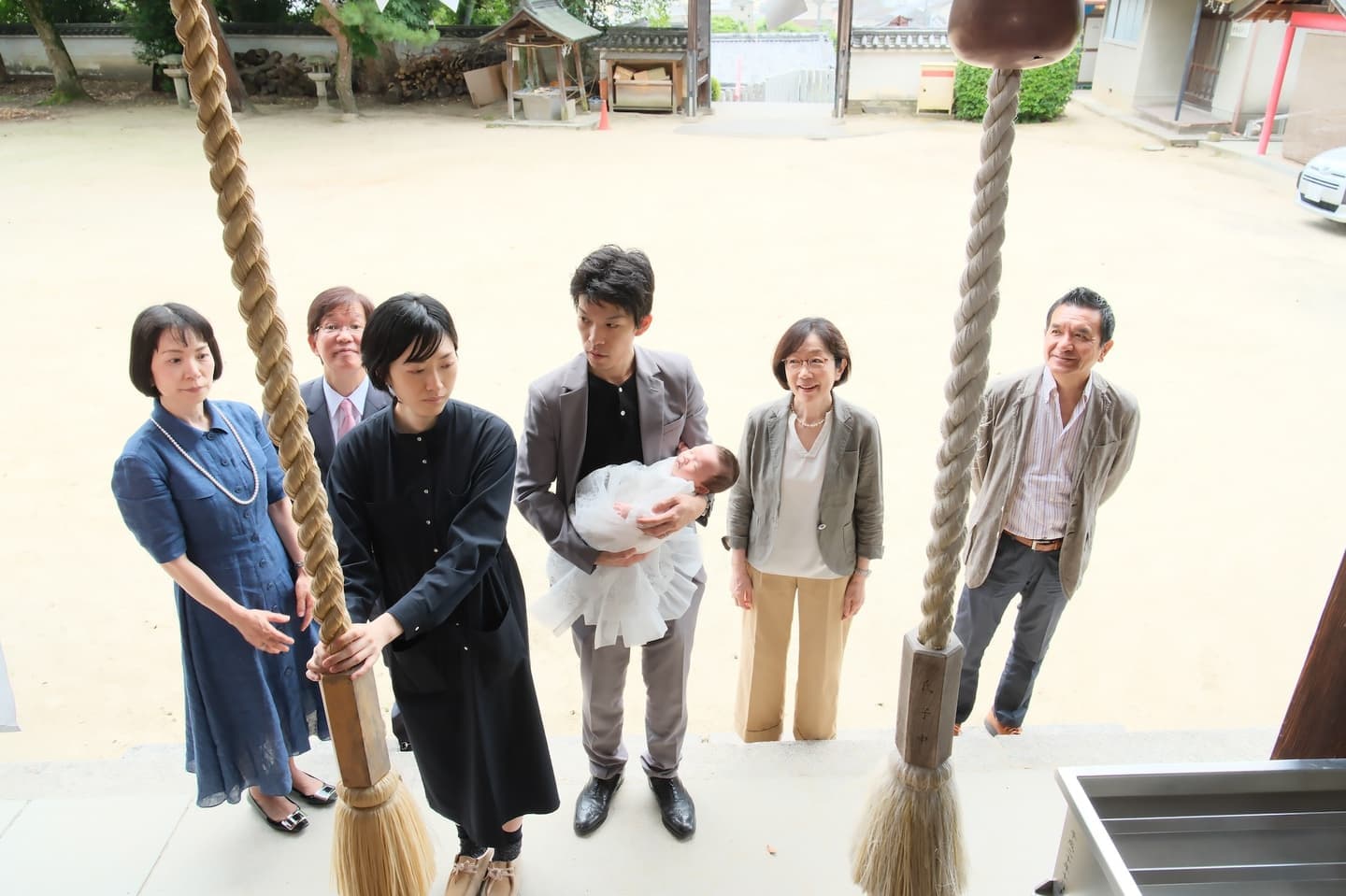 小泉神社でお宮参りの赤ちゃんの家族写真