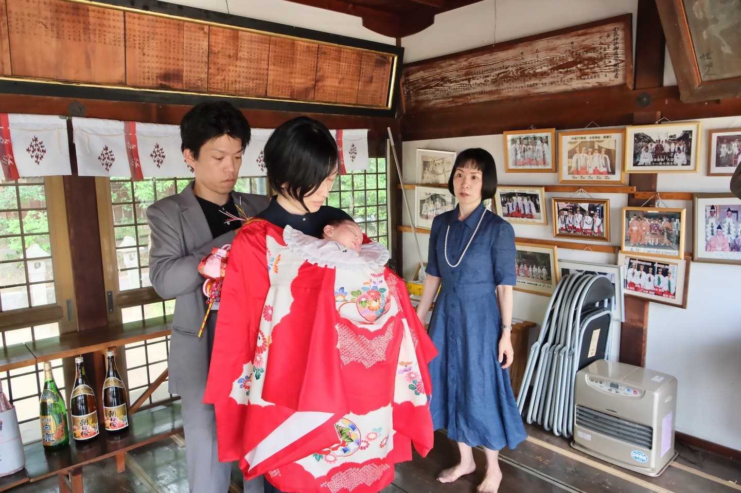 小泉神社でお宮参りの赤ちゃんの家族写真