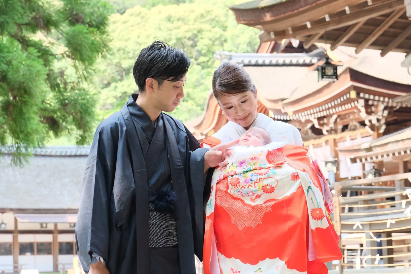 大神神社でお宮参りの赤ちゃんの家族写真