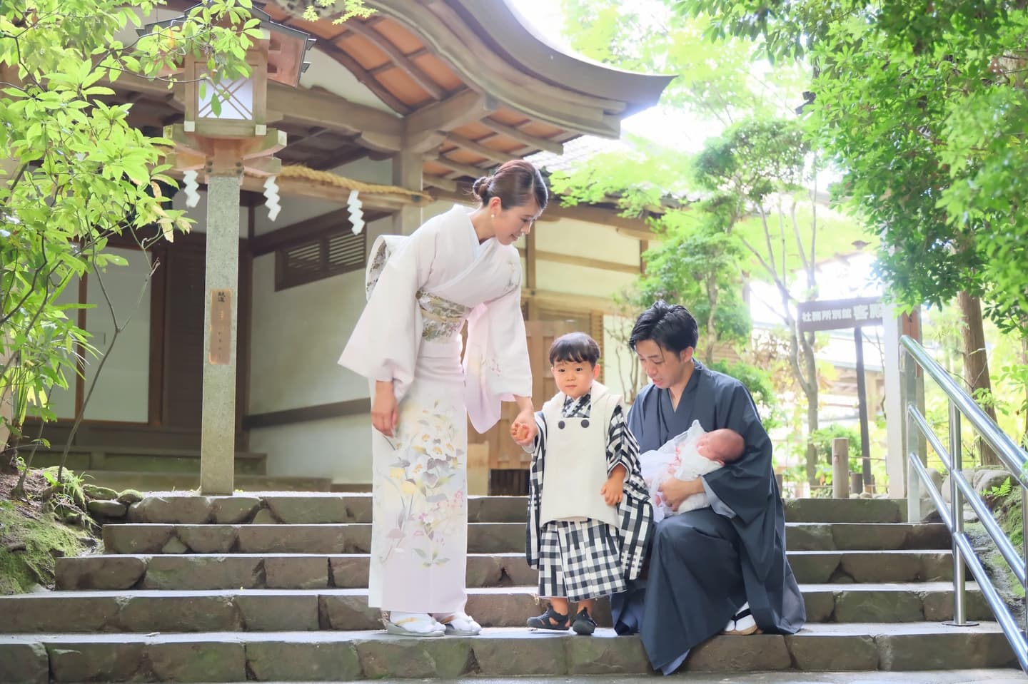 大神神社でお宮参りの赤ちゃんの家族写真