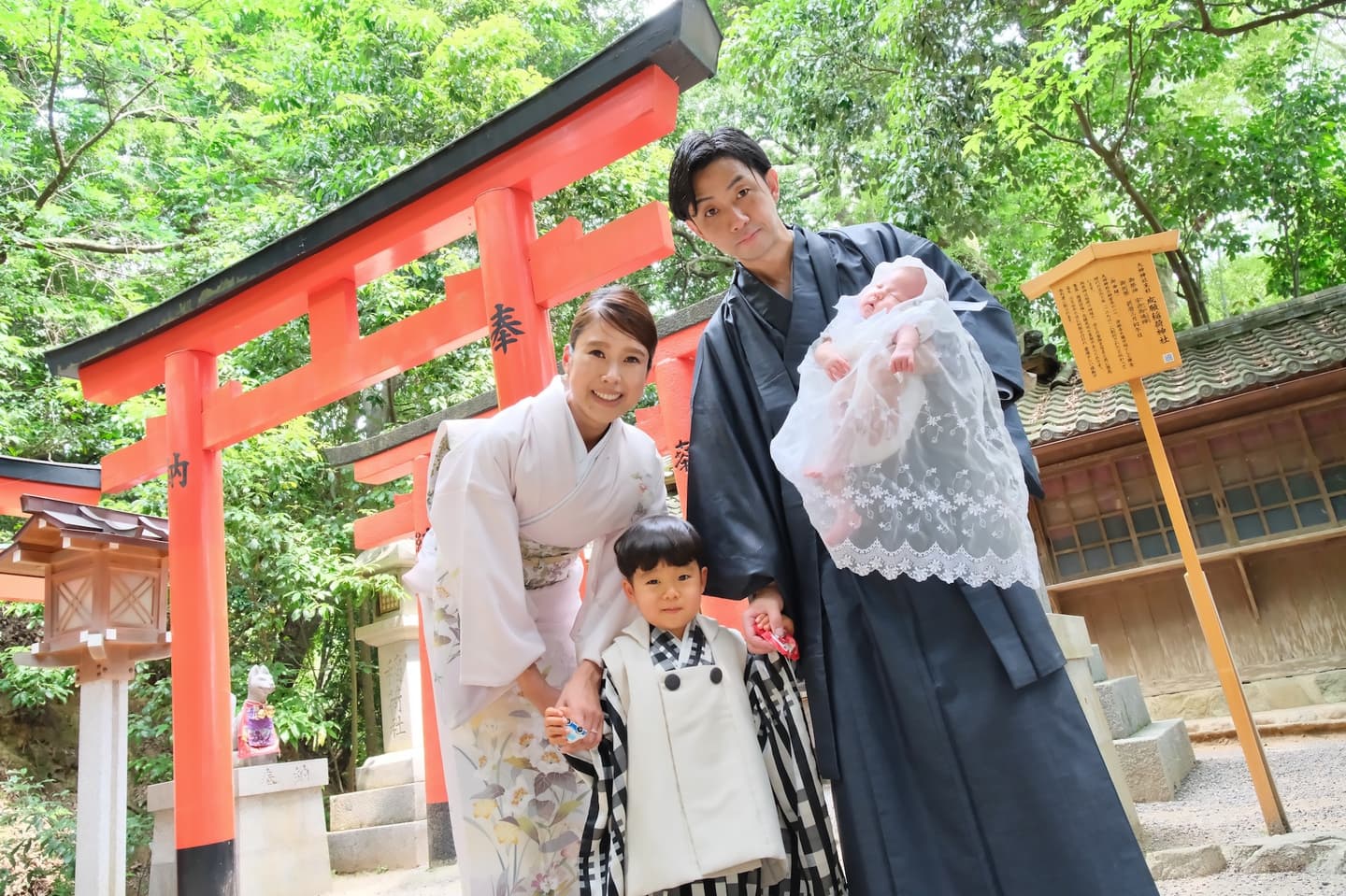 大神神社でお宮参りの赤ちゃんの家族写真