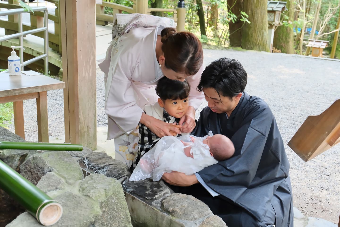 大神神社でお宮参りの赤ちゃんの家族写真