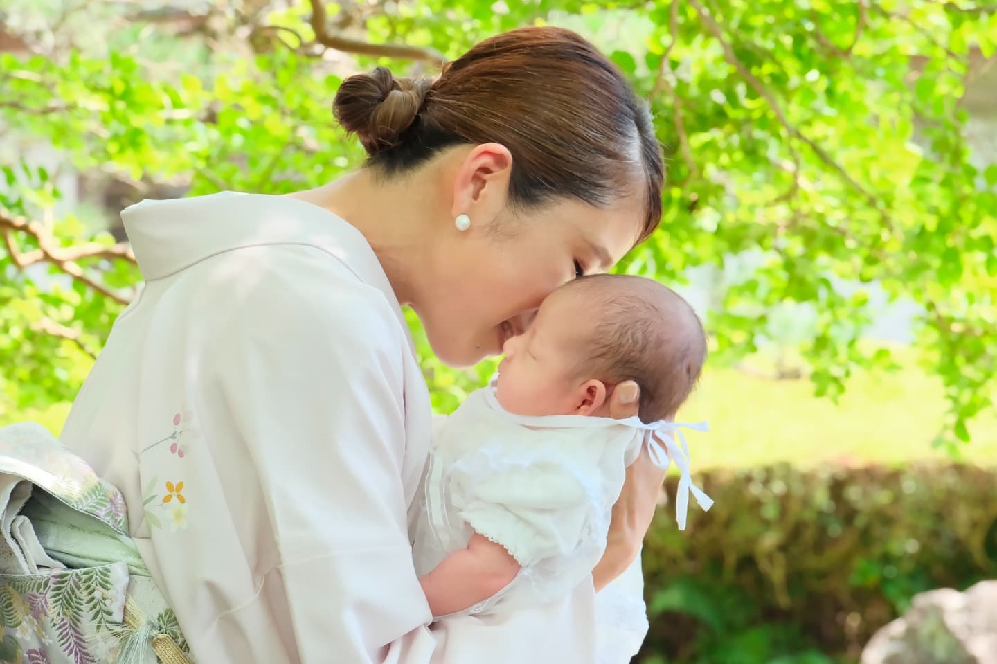 大神神社でお宮参りの赤ちゃんの家族写真