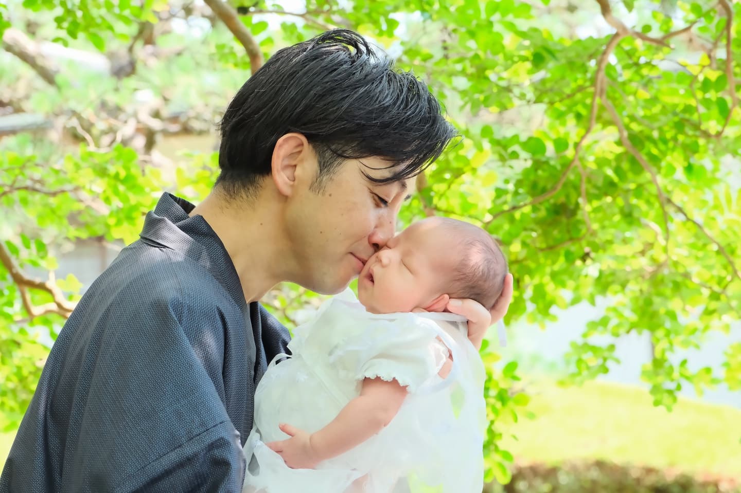 大神神社でお宮参りの赤ちゃんの家族写真