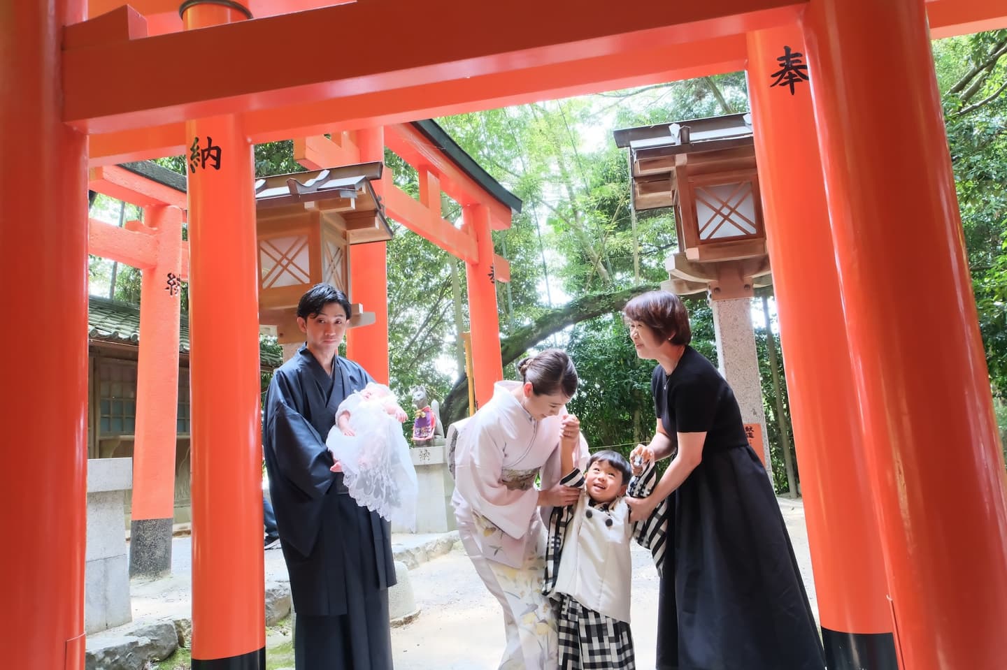 大神神社でお宮参りの赤ちゃんの家族写真