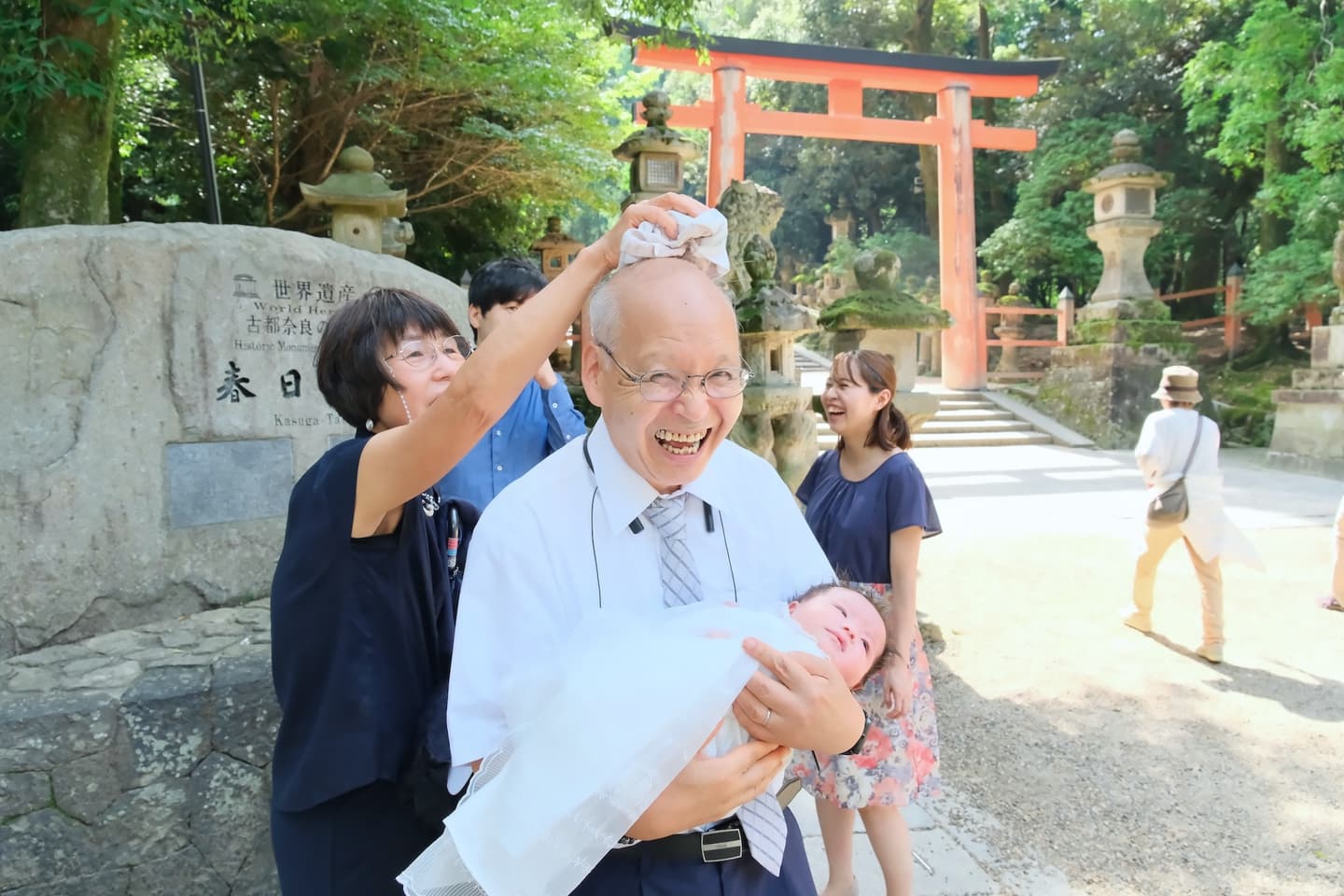 春日大社でお宮参りの赤ちゃんと家族写真