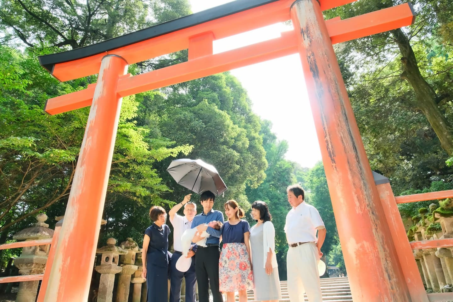 春日大社でお宮参りの赤ちゃんと家族写真