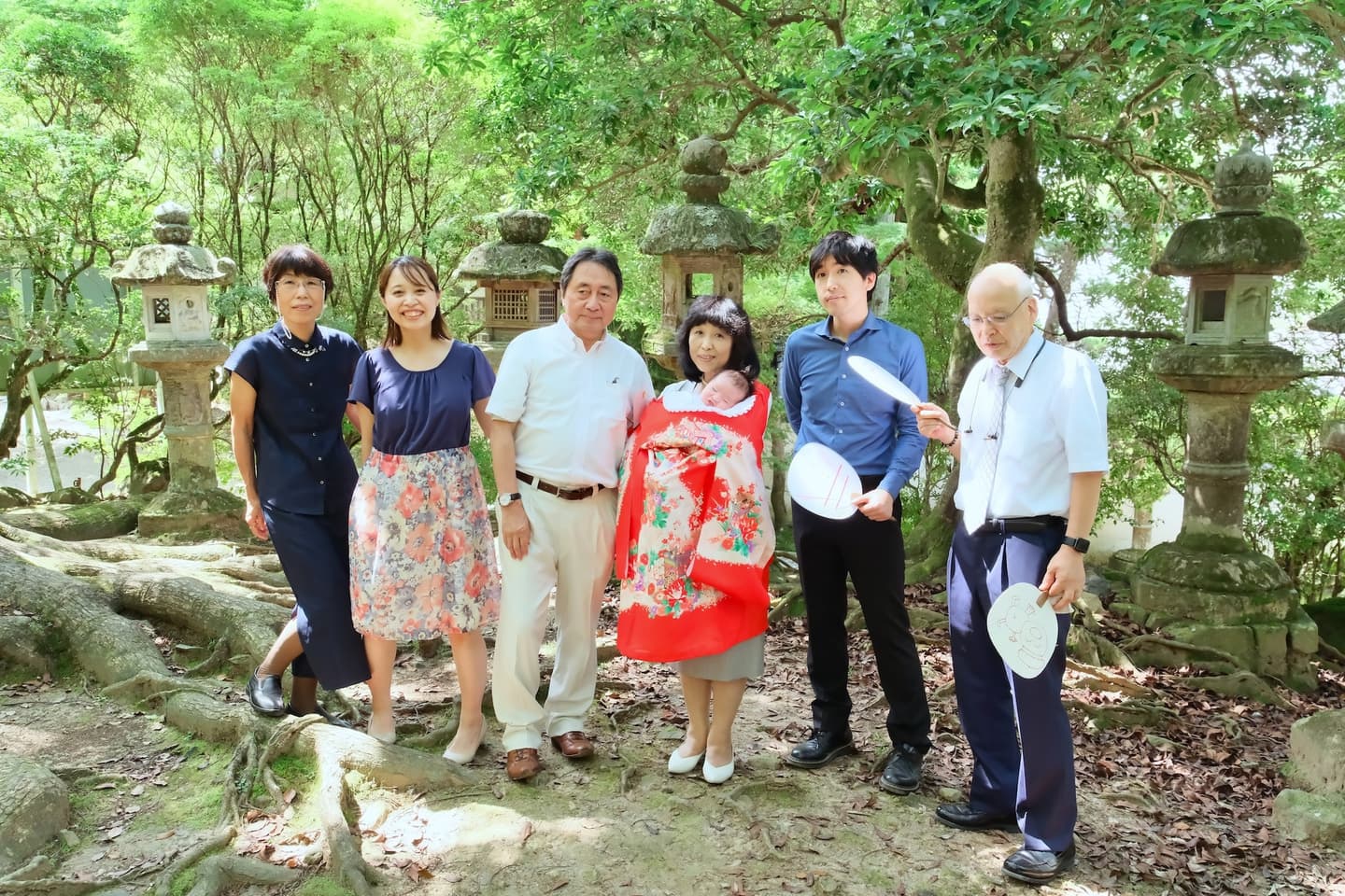 春日大社でお宮参りの赤ちゃんと家族写真