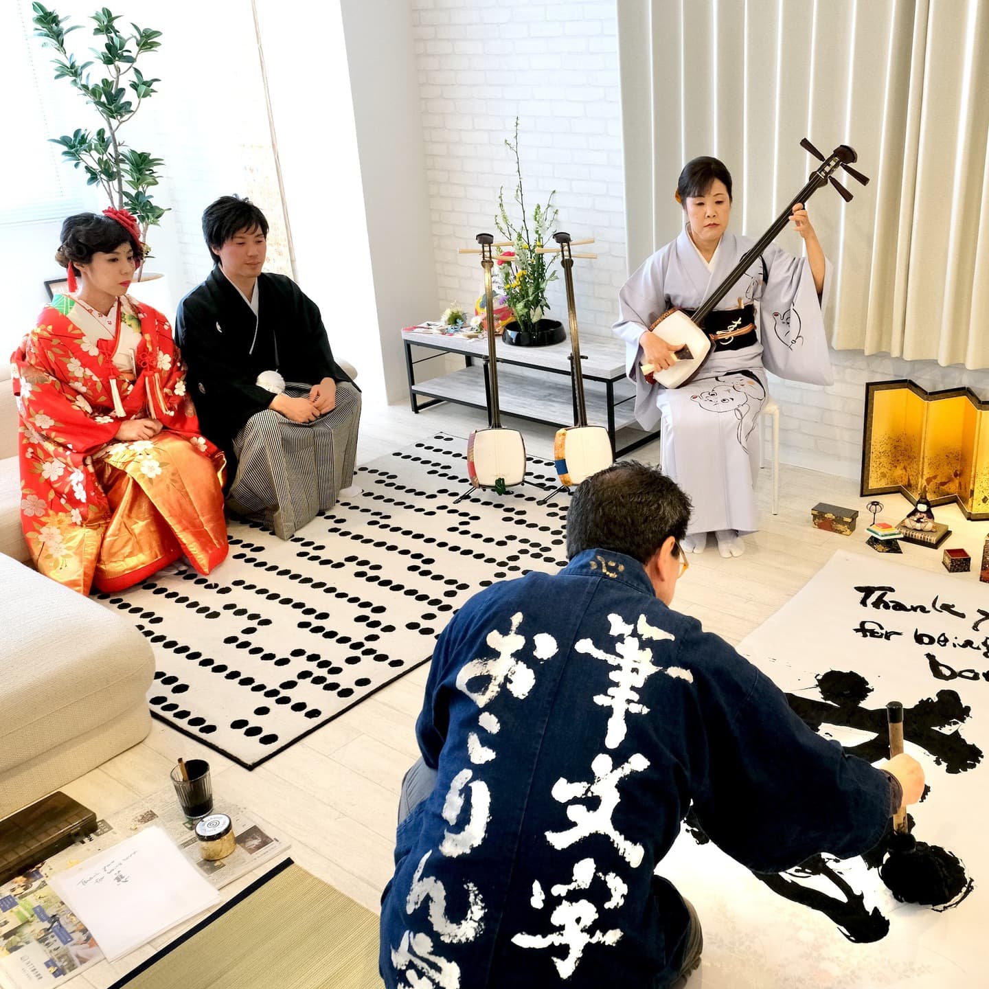和装で三味線体験をしている写真