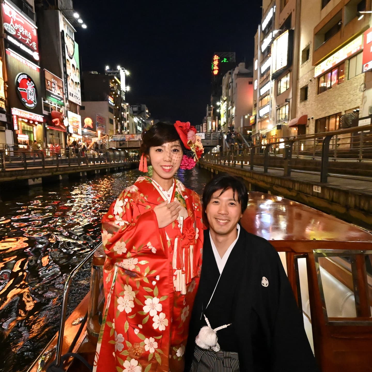 フォトウェディングでクルージングをしている写真