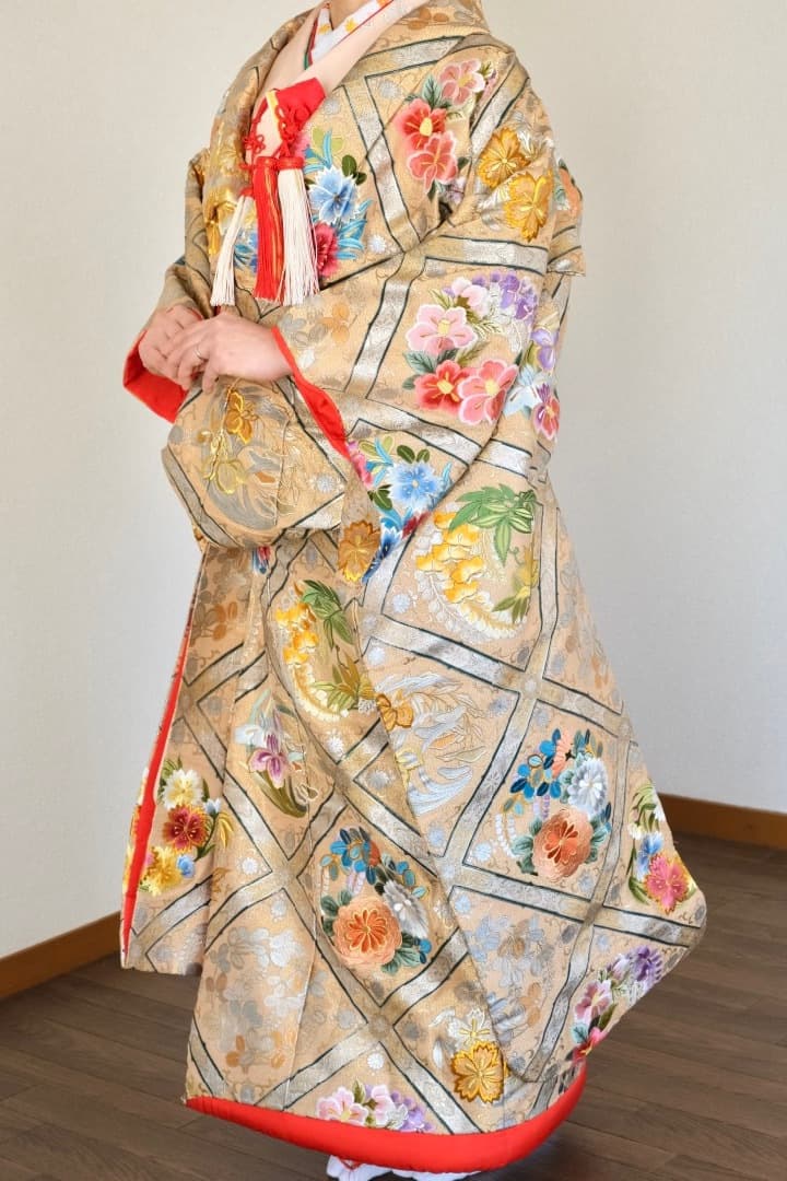 大阪前撮りと和装フォトウェディング用の花柄の色打掛