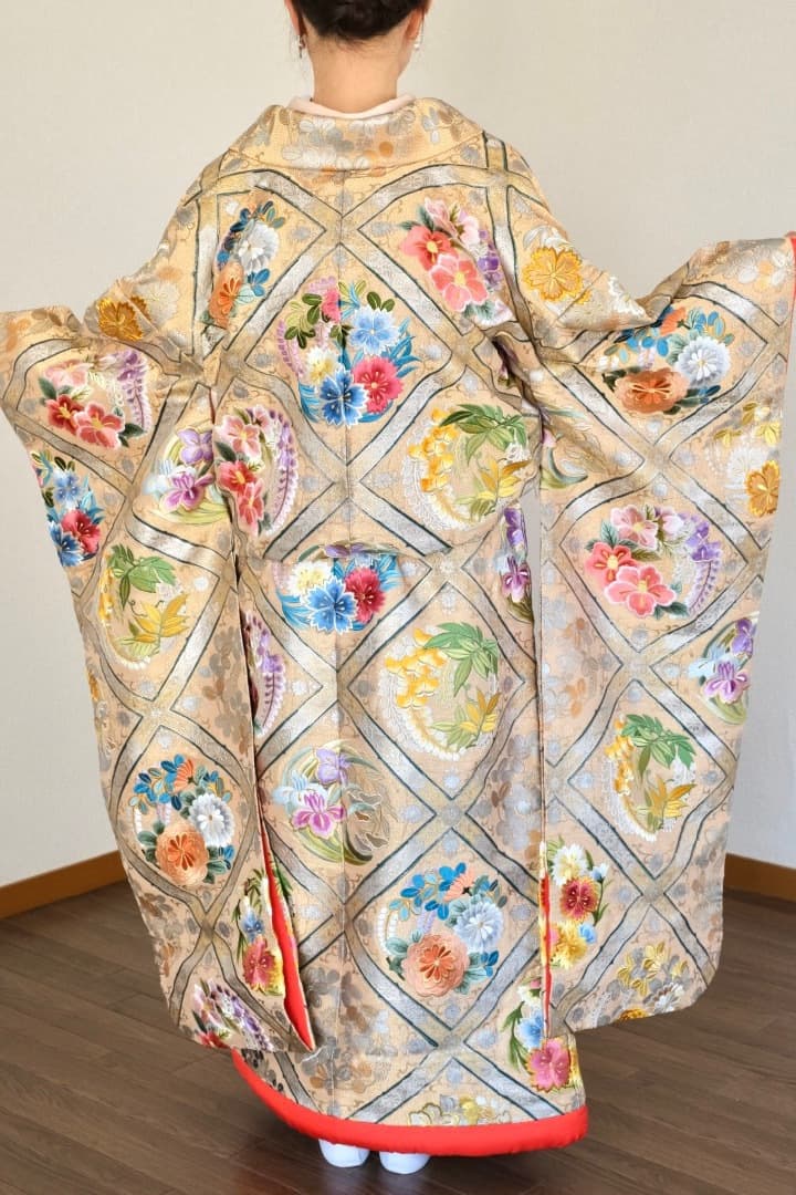 大阪前撮りと和装フォトウェディング用の花柄の色打掛