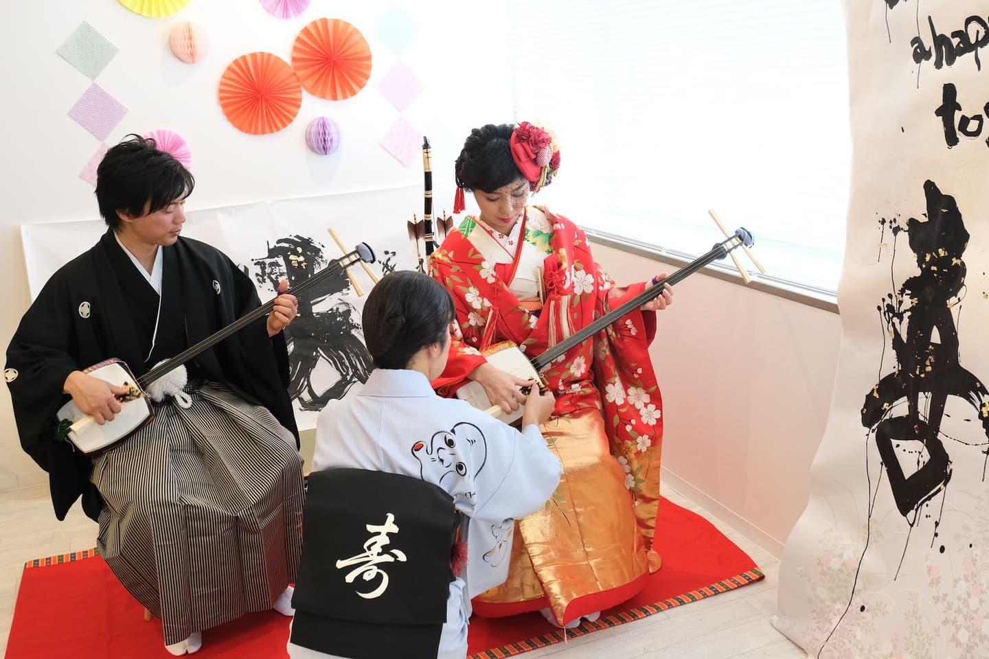 大阪で前撮りと三味線を楽しんでいる写真