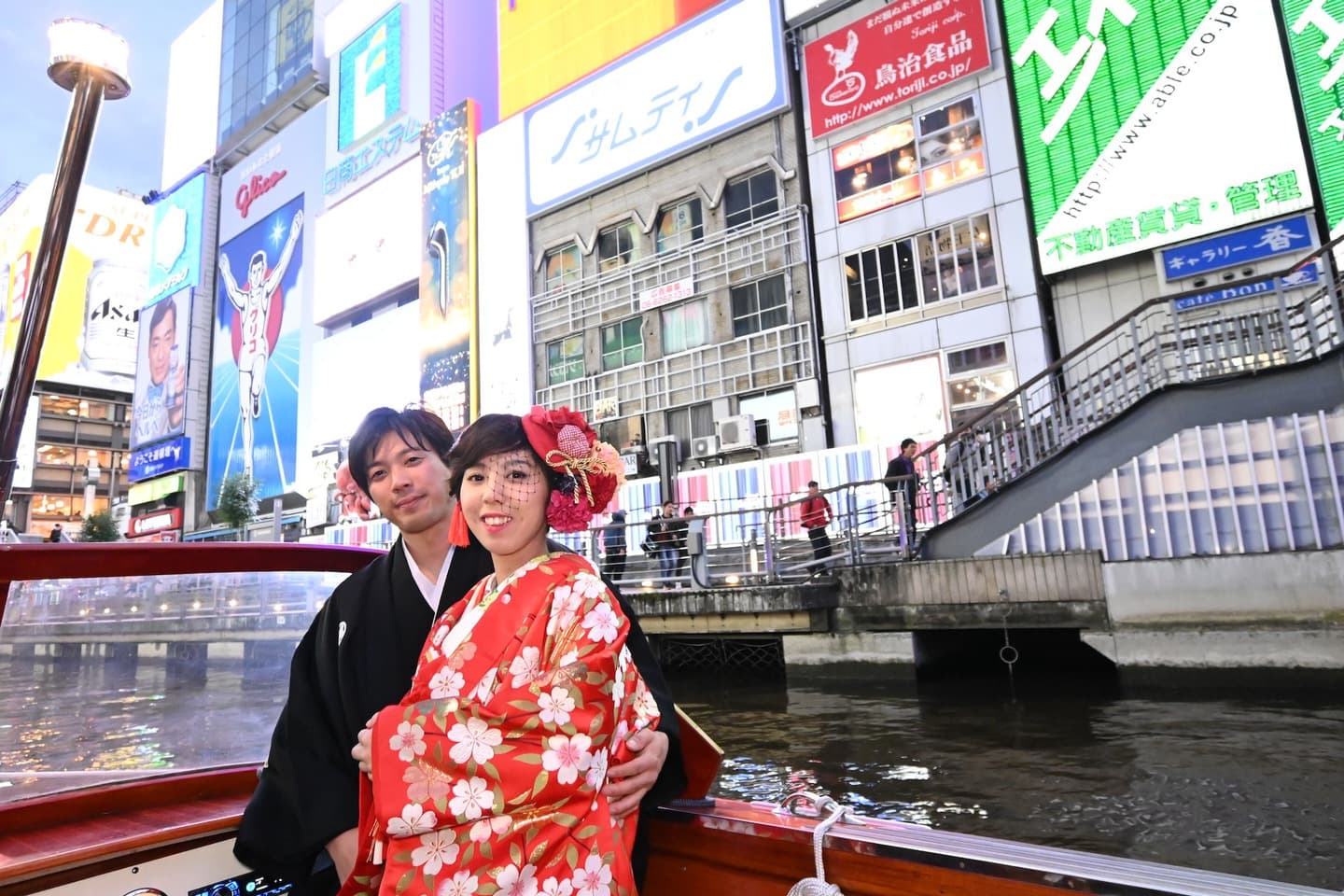 大阪で道頓堀ナイトクルーズを楽しんでいる写真