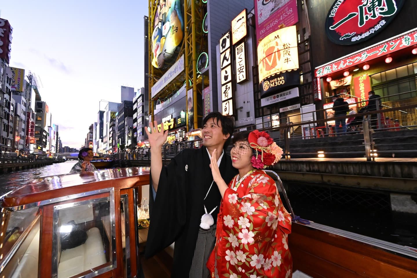 大阪で道頓堀ナイトクルーズを楽しんでいる写真