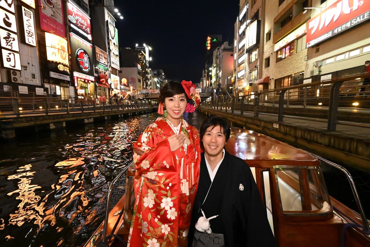 大阪で道頓堀ナイトクルーズを楽しんでいる写真