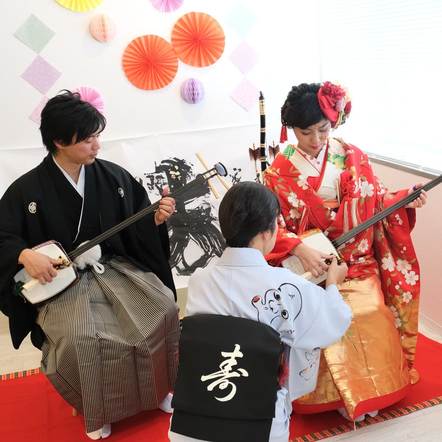 和装で三味線をしている写真
