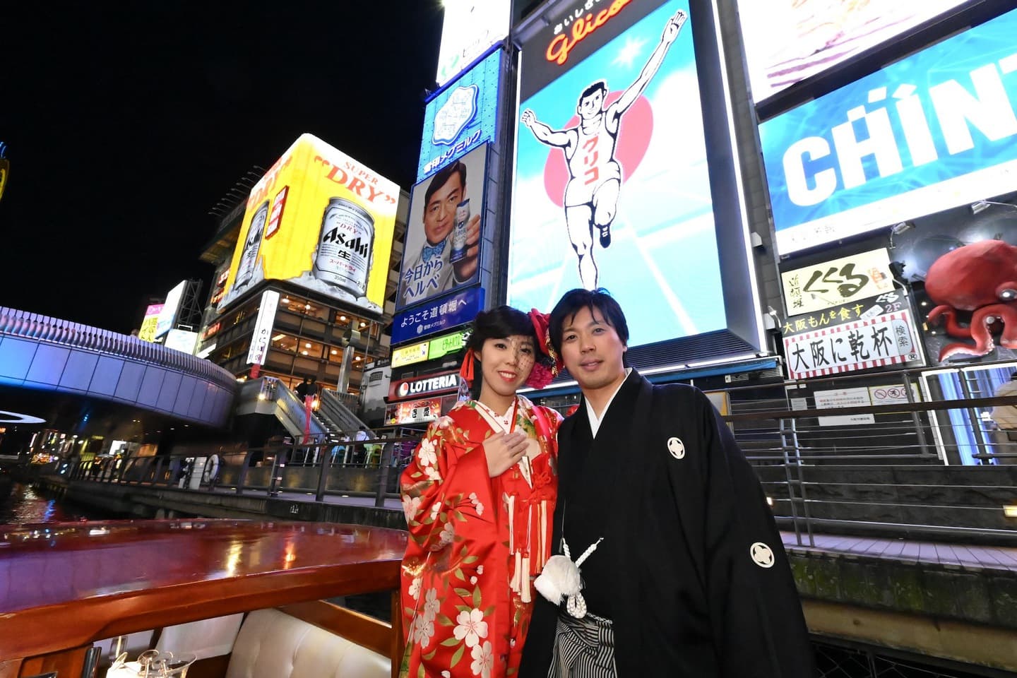 大阪で道頓堀ナイトクルーズを楽しんでいる写真