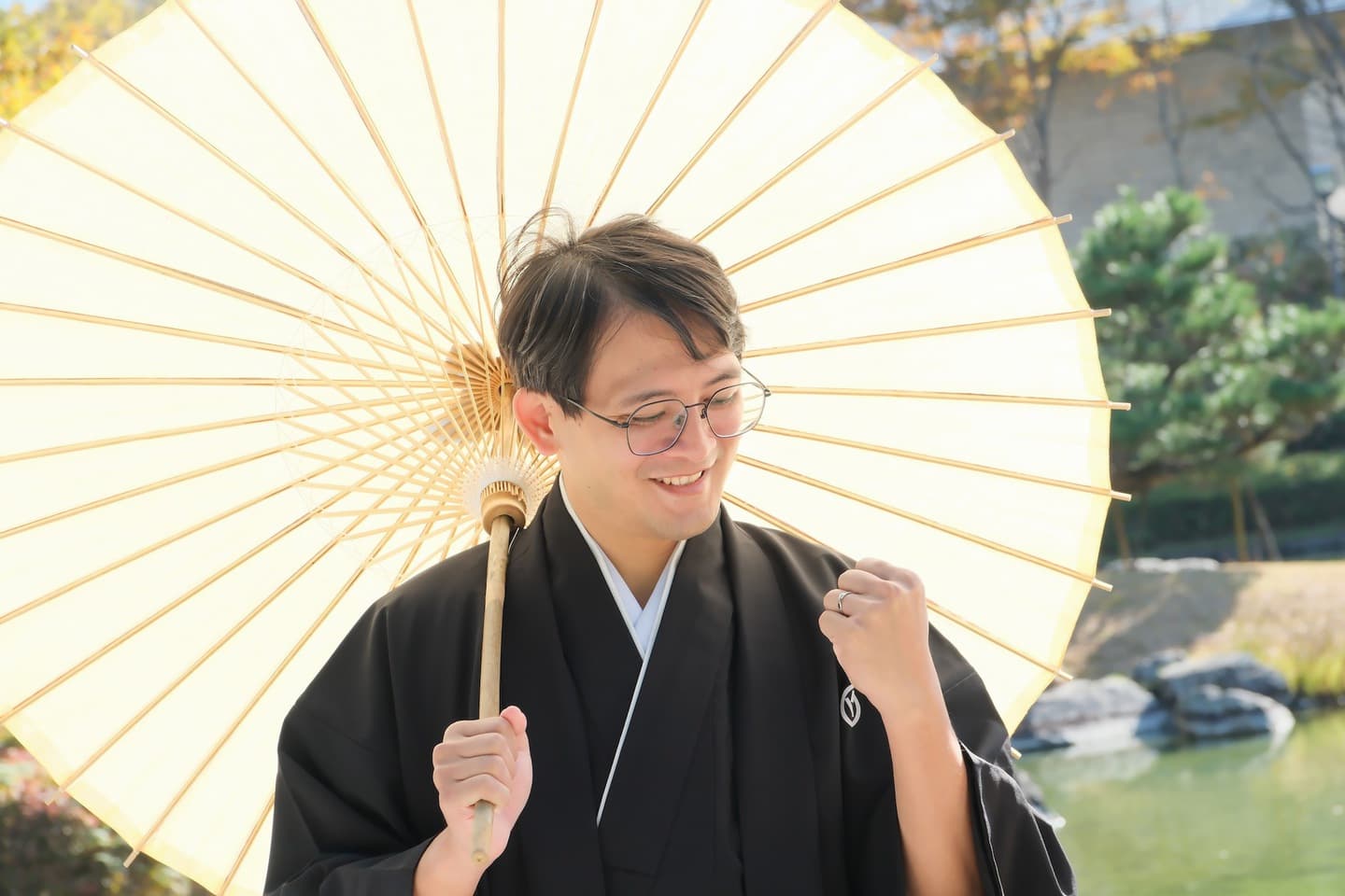 色打掛を着た花嫁様と紋付羽織袴を着た新郎様が滋賀でフォトウェディングを撮っている