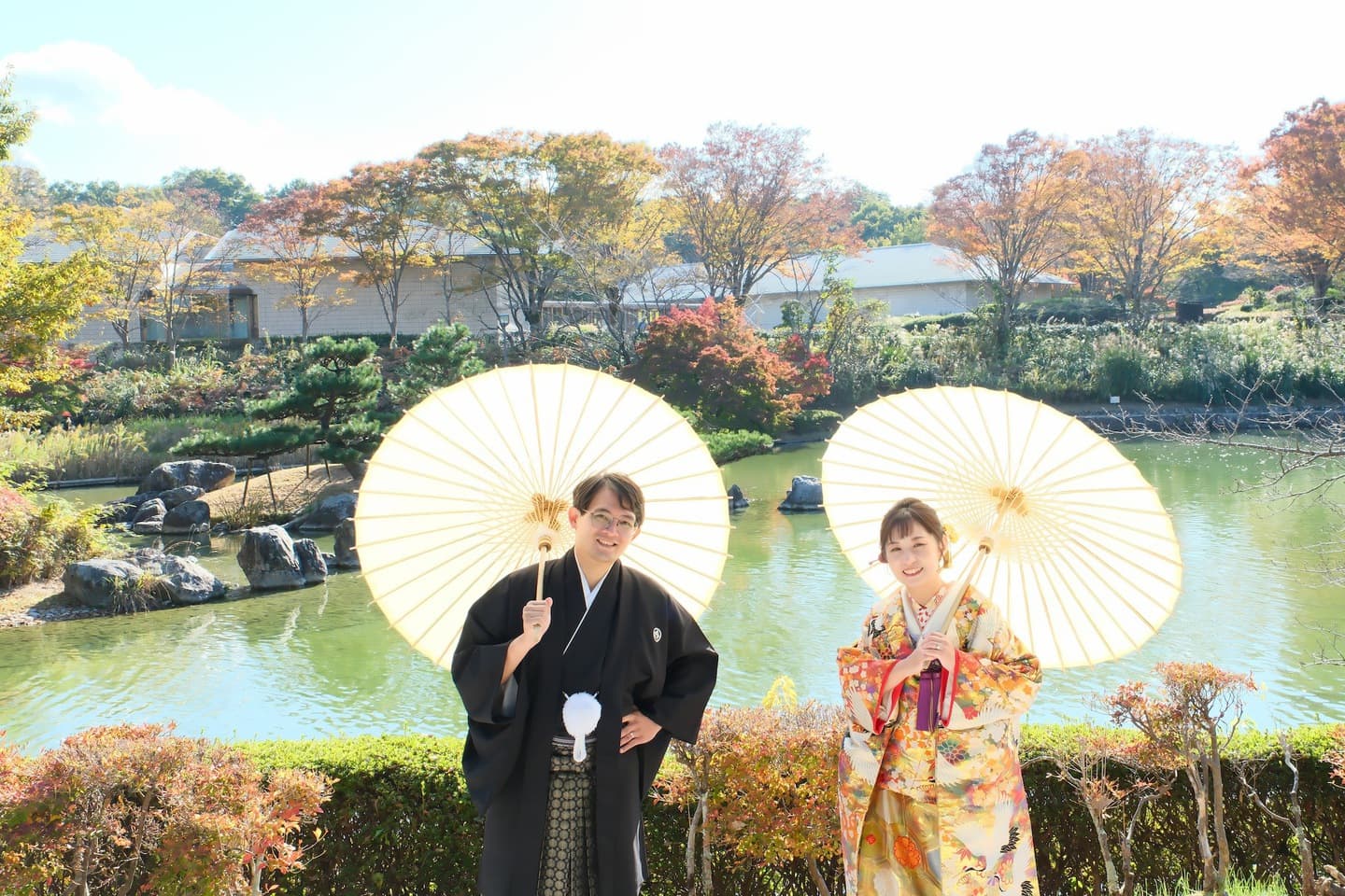 色打掛を着た花嫁様と紋付羽織袴を着た新郎様が滋賀でフォトウェディングを撮っている
