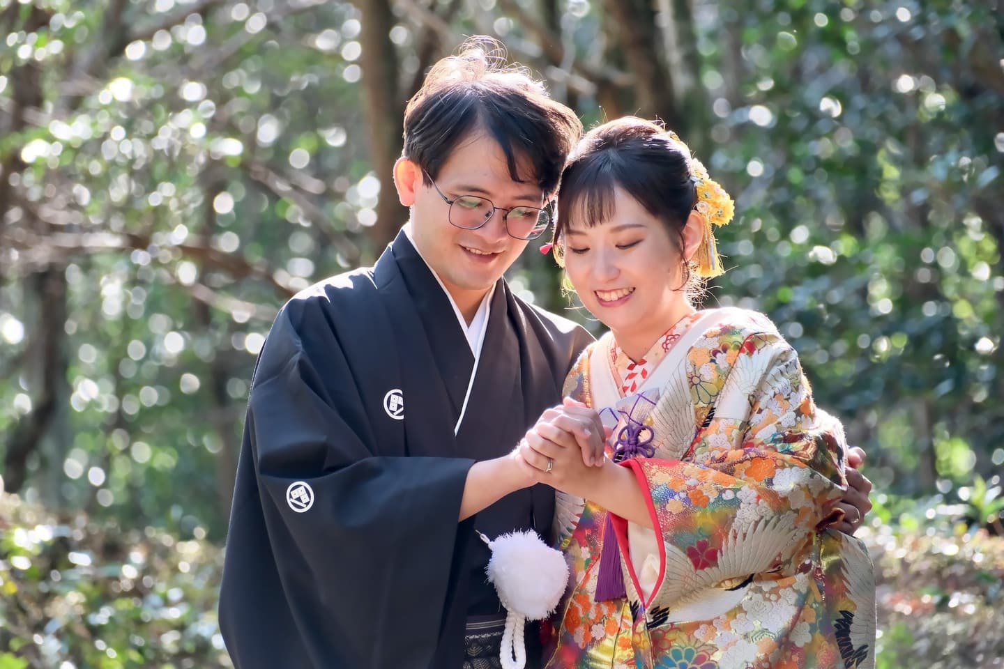 色打掛を着た花嫁様と紋付羽織袴を着た新郎様が滋賀でフォトウェディングを撮っている