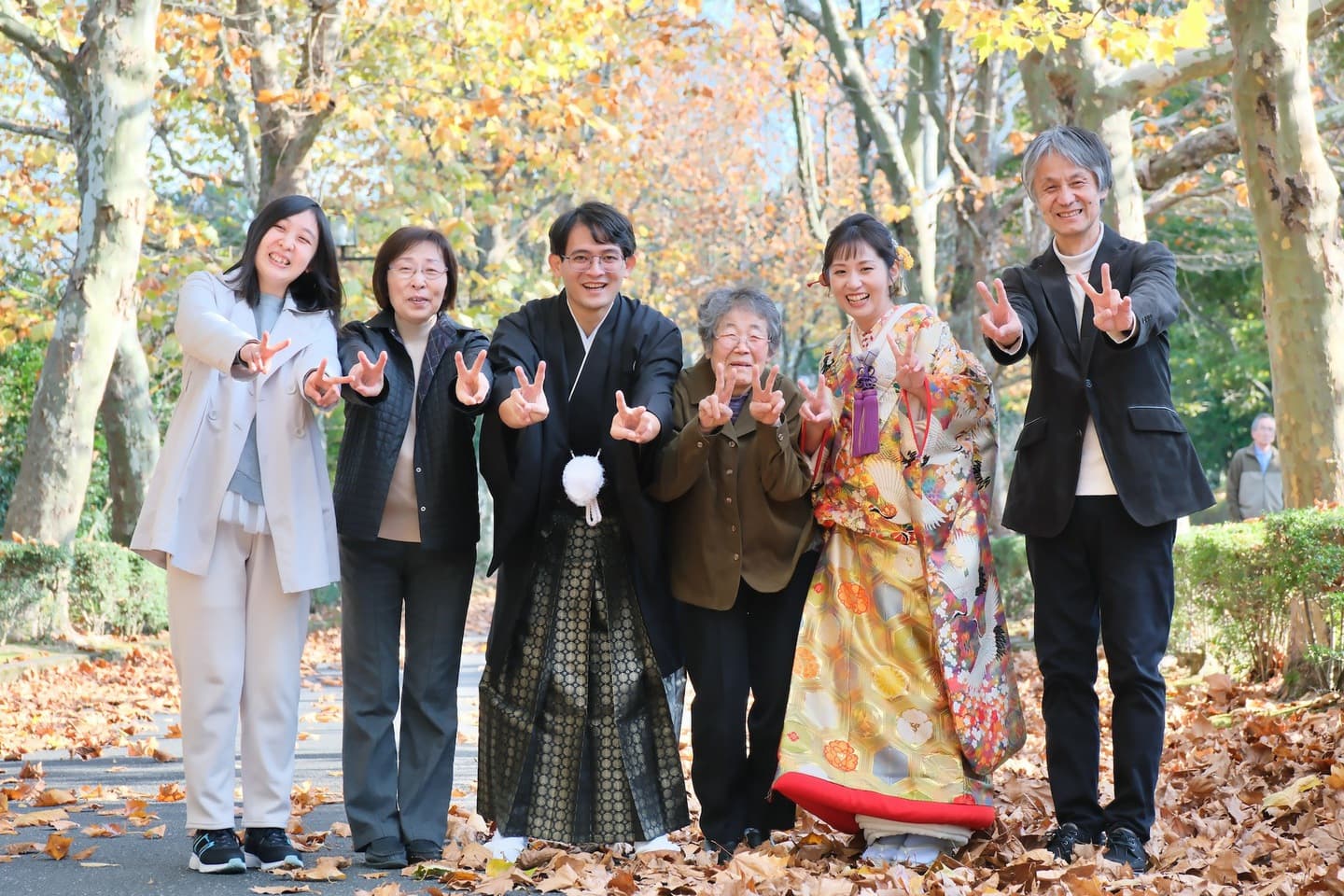 色打掛を着た花嫁様と紋付羽織袴を着た新郎様が滋賀でフォトウェディングを撮っている