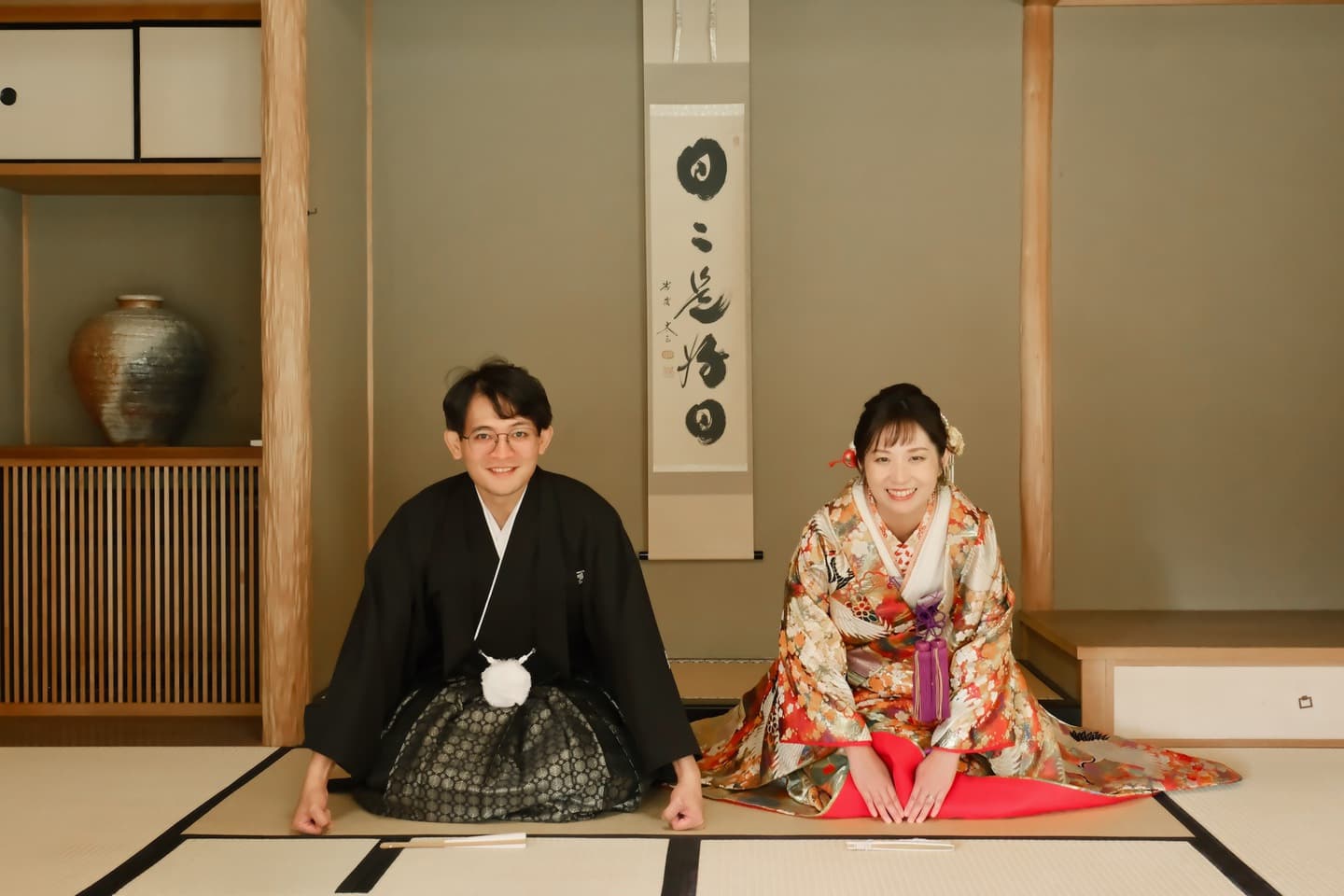 色打掛を着た花嫁様と紋付羽織袴を着た新郎様が滋賀でフォトウェディングを撮っている