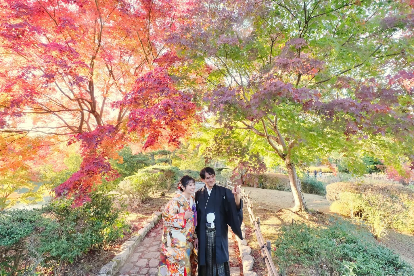 色打掛を着た花嫁様と紋付羽織袴を着た新郎様が滋賀でフォトウェディングを撮っている