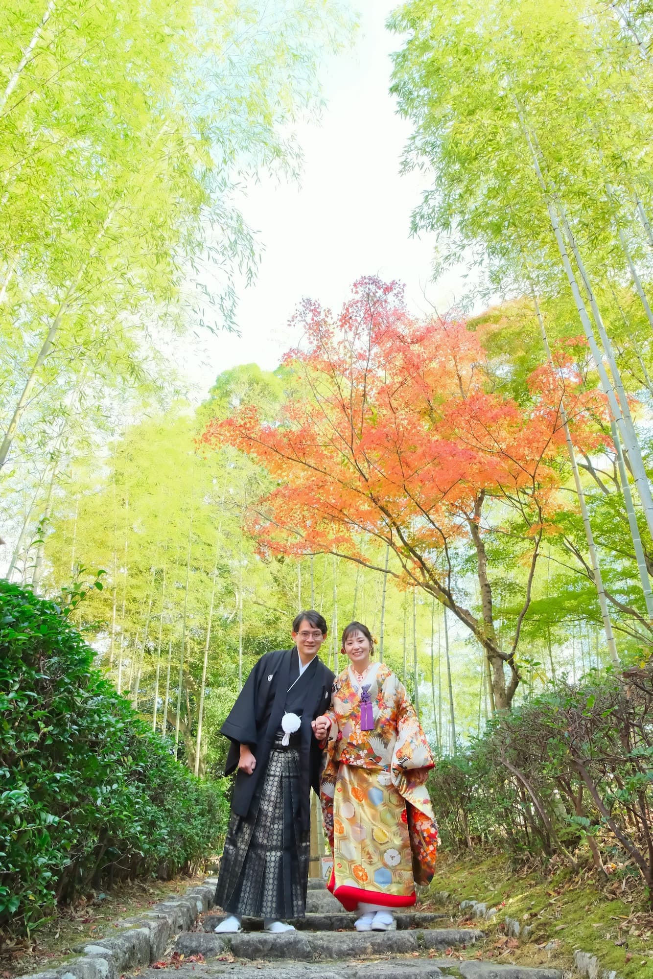 色打掛を着た花嫁様と紋付羽織袴を着た新郎様が滋賀でフォトウェディングを撮っている