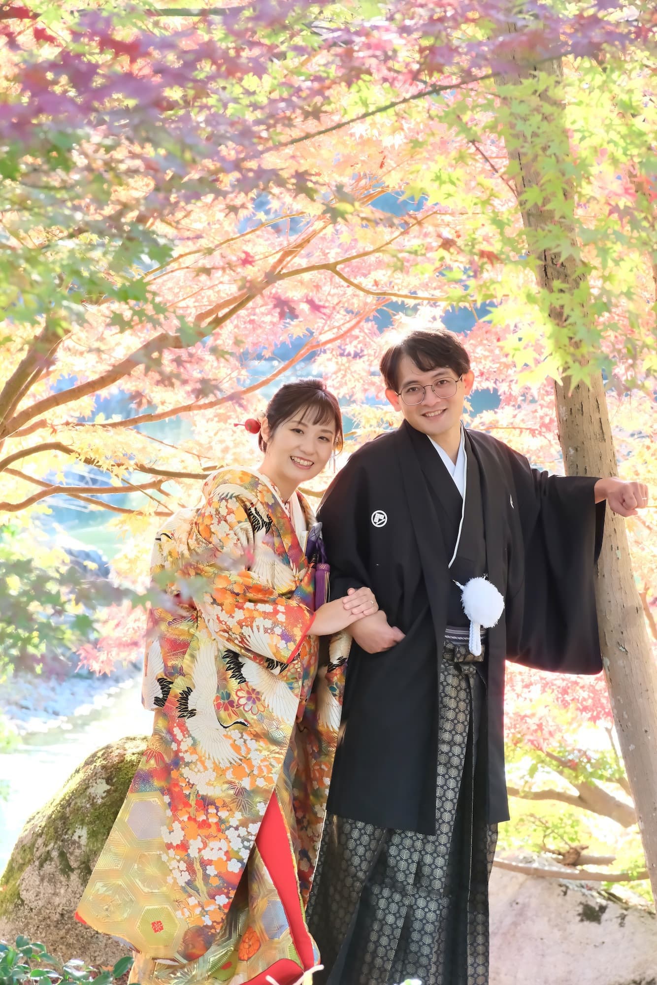 色打掛を着た花嫁様と紋付羽織袴を着た新郎様が滋賀でフォトウェディングを撮っている
