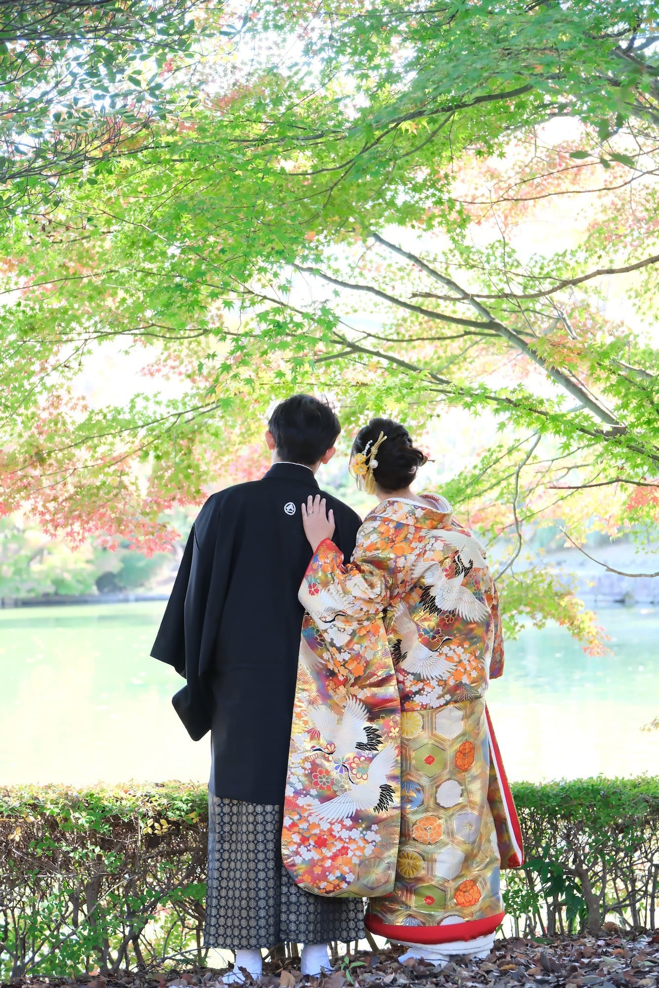 色打掛を着た花嫁様と紋付羽織袴を着た新郎様が滋賀でフォトウェディングを撮っている