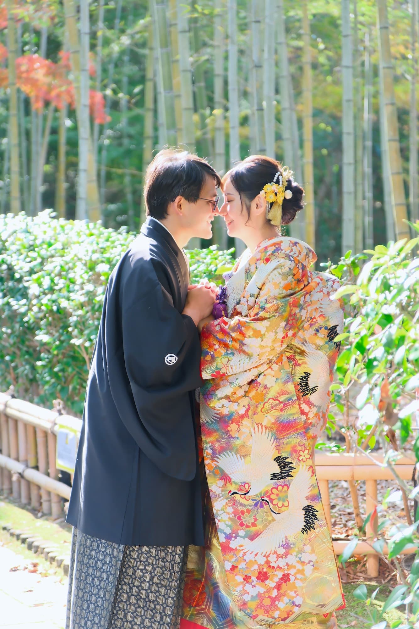 色打掛を着た花嫁様と紋付羽織袴を着た新郎様が滋賀でフォトウェディングを撮っている