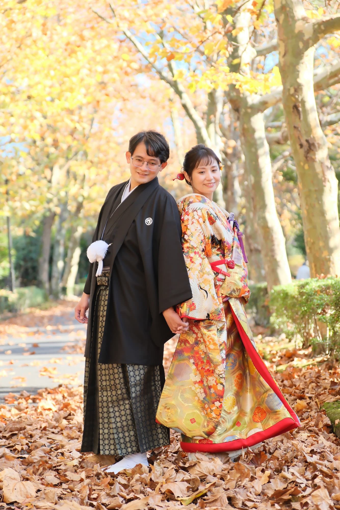 色打掛を着た花嫁様と紋付羽織袴を着た新郎様が滋賀でフォトウェディングを撮っている