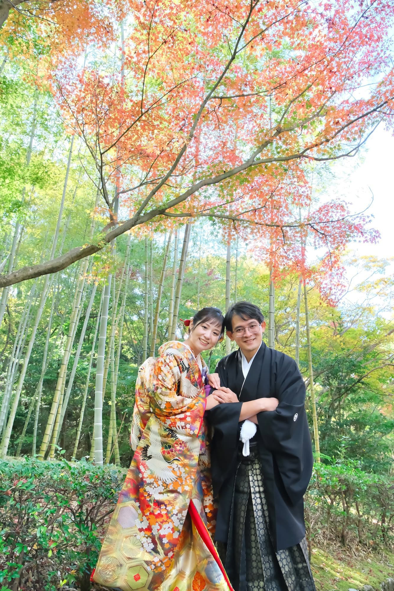 色打掛を着た花嫁様と紋付羽織袴を着た新郎様が滋賀でフォトウェディングを撮っている