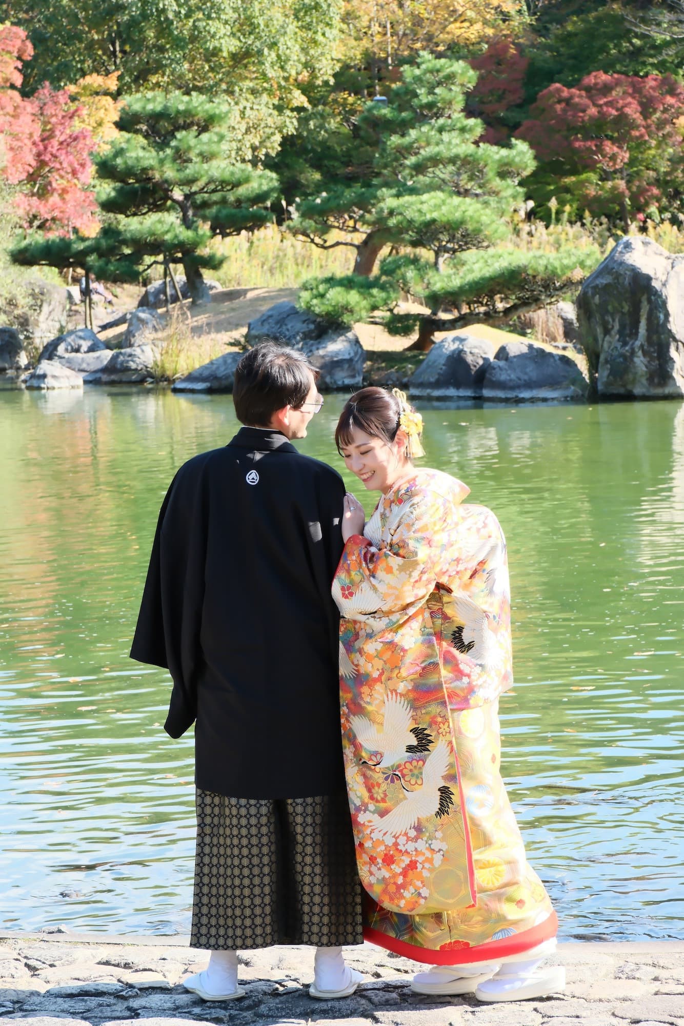 色打掛を着た花嫁様と紋付羽織袴を着た新郎様が滋賀でフォトウェディングを撮っている