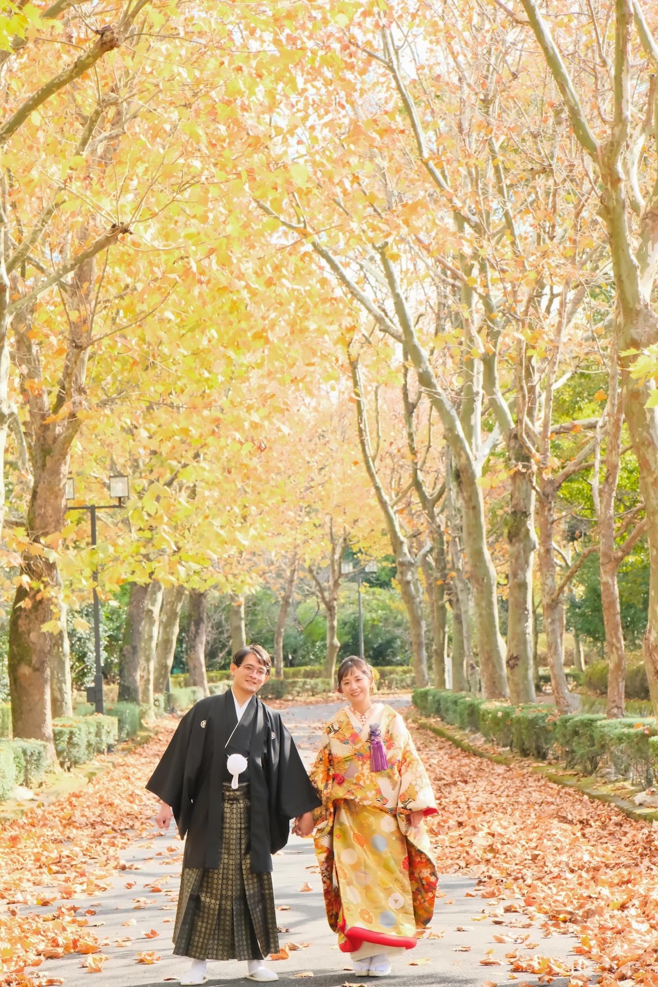 色打掛を着た花嫁様と紋付羽織袴を着た新郎様が滋賀でフォトウェディングを撮っている