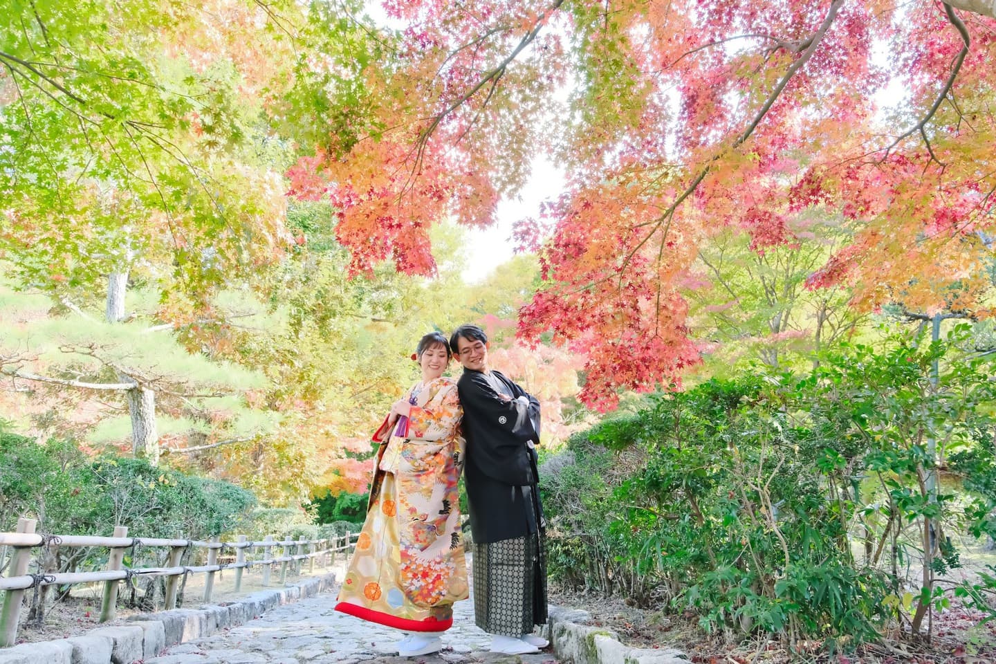 色打掛を着た花嫁様と紋付羽織袴を着た新郎様が滋賀でフォトウェディングを撮っている