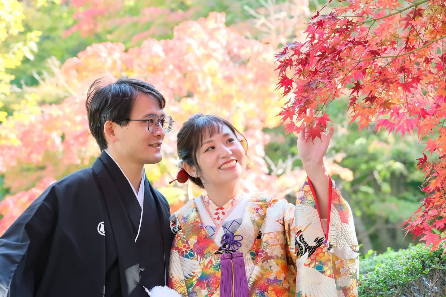 色打掛を着た花嫁様と紋付羽織袴を着た新郎様が滋賀でフォトウェディングを撮っている