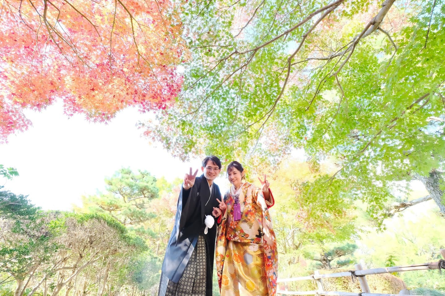 色打掛を着た花嫁様と紋付羽織袴を着た新郎様が滋賀でフォトウェディングを撮っている