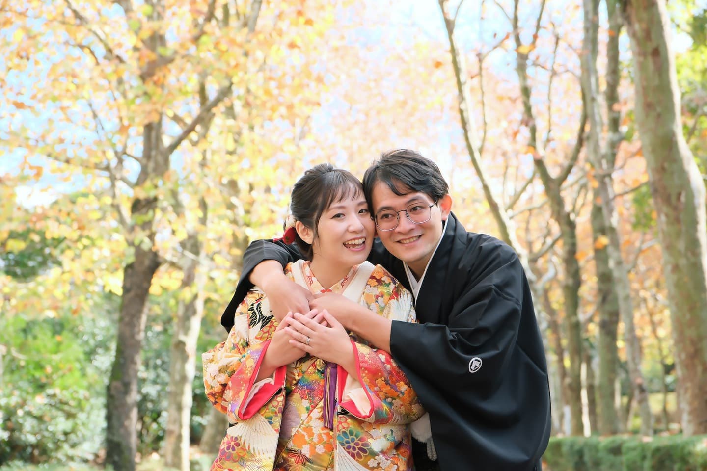 色打掛を着た花嫁様と紋付羽織袴を着た新郎様が滋賀でフォトウェディングを撮っている