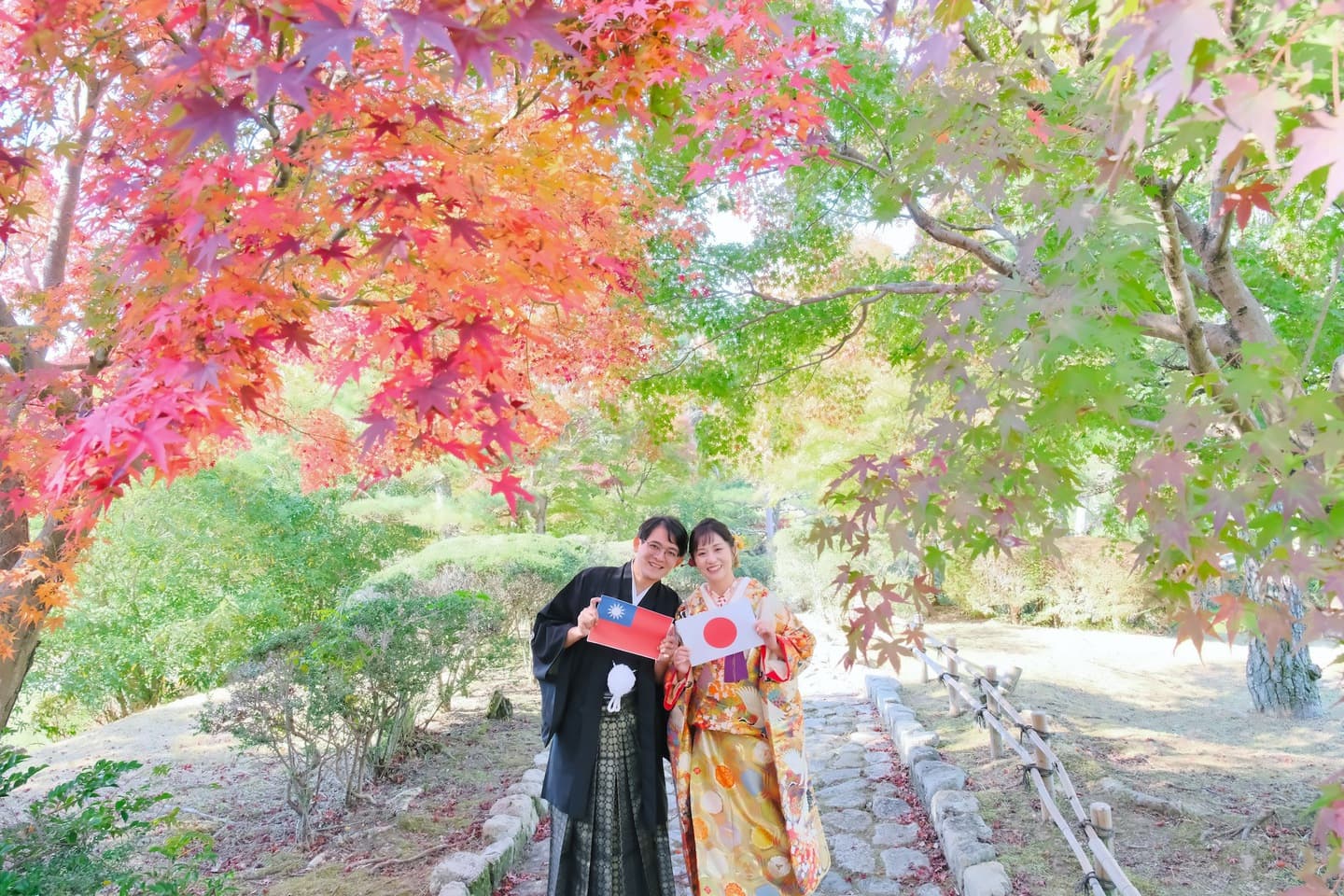 色打掛を着た花嫁様と紋付羽織袴を着た新郎様が滋賀でフォトウェディングを撮っている